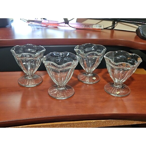 Set Of 4 Retro 4" Tulip Ice Cream Sundae Dessert Parfait Pudding Glass Cups - Picture 1 of 9